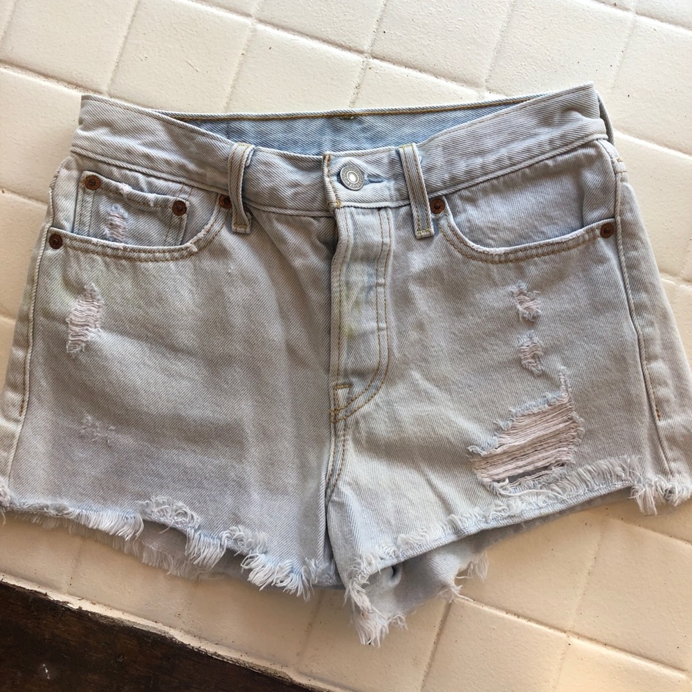 distressed levi shorts